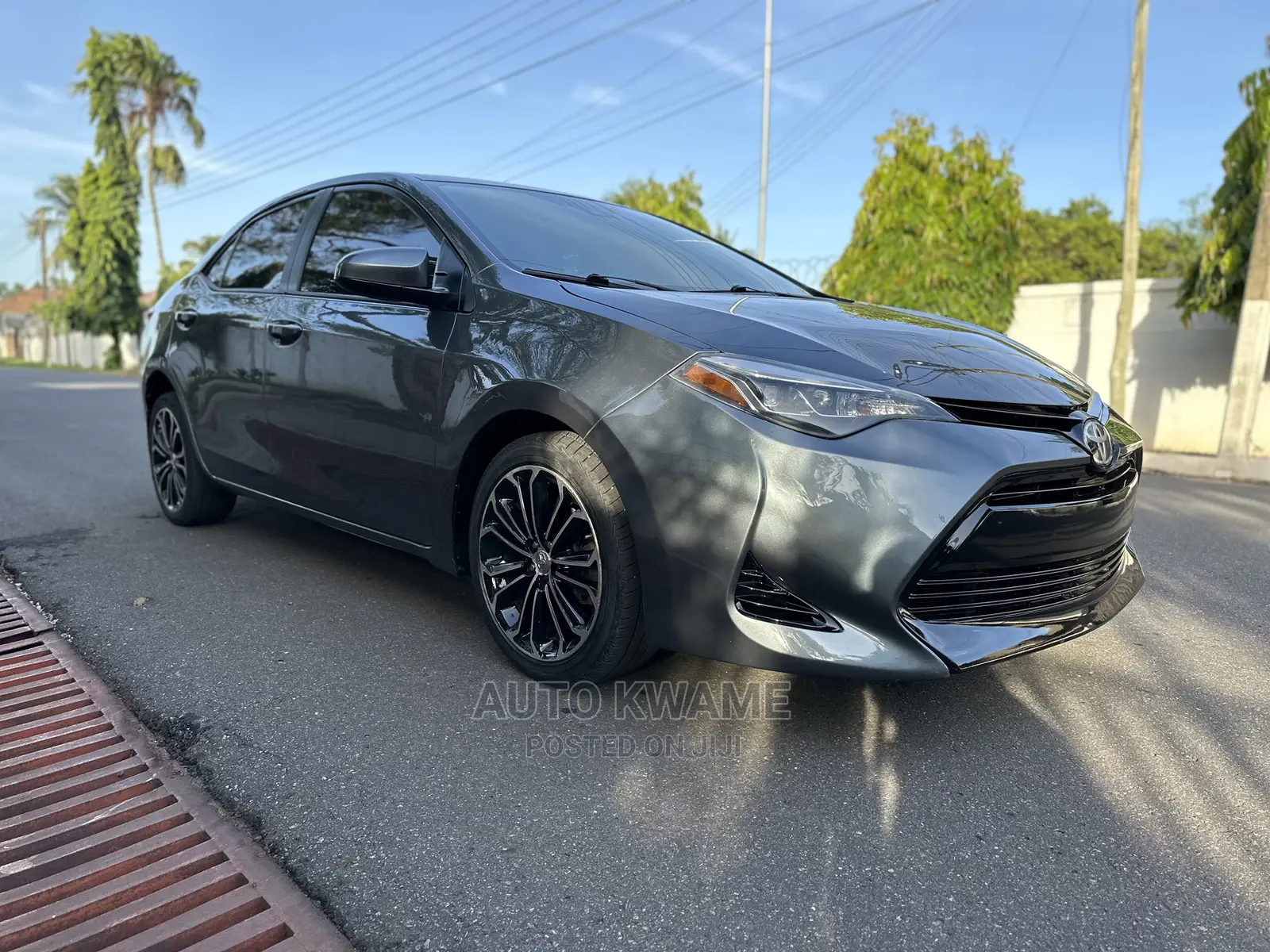 Toyota Corolla LE ECO w/Package 1 4dr Sedan (1.8L 4cyl CVT) 2017 Gray