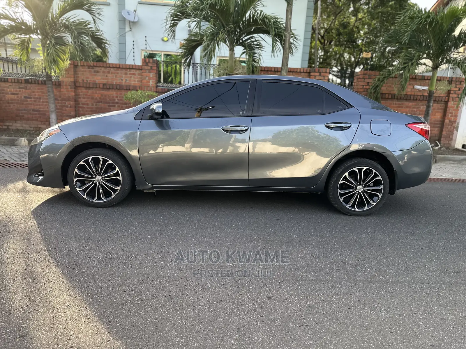 Toyota Corolla LE ECO w/Package 1 4dr Sedan (1.8L 4cyl CVT) 2017 Gray