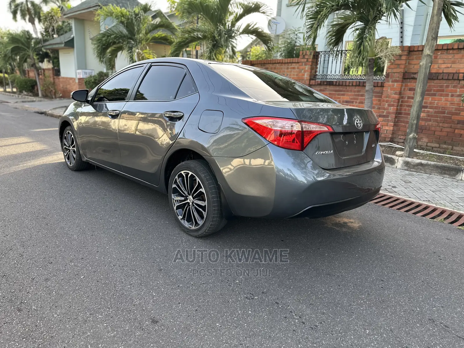 Toyota Corolla LE ECO w/Package 1 4dr Sedan (1.8L 4cyl CVT) 2017 Gray