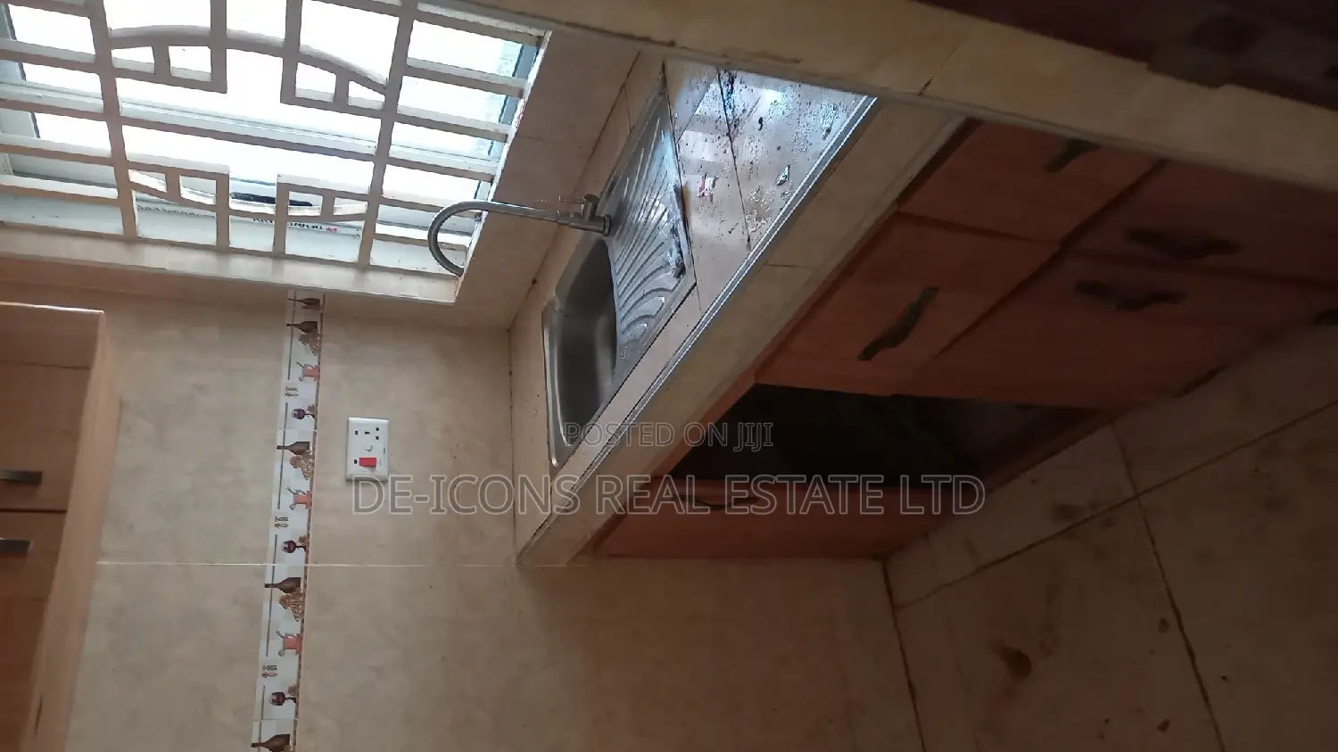 1bdrm Duplex in De-Icons Real Estate, Awutu Senya East Municipal