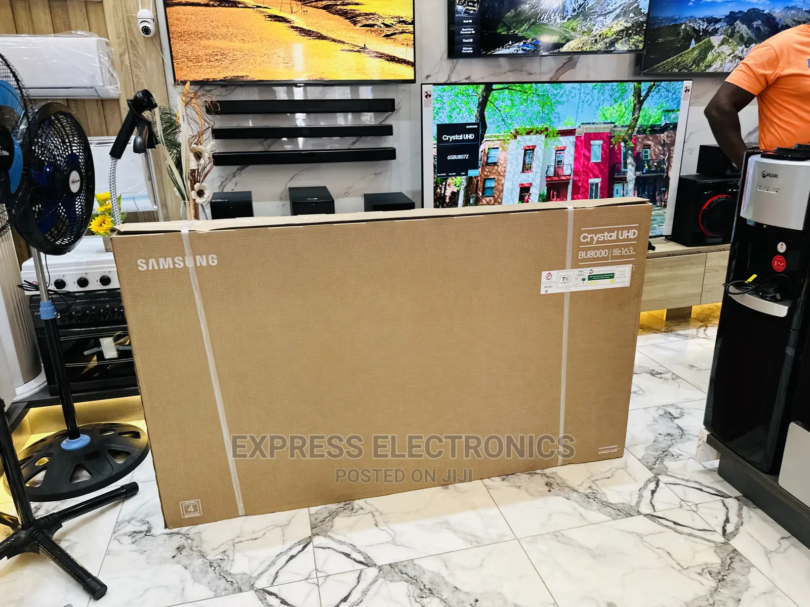 Crisp and Vivid Pictures UHD 65”Series 8 Samsung 2022 Tv