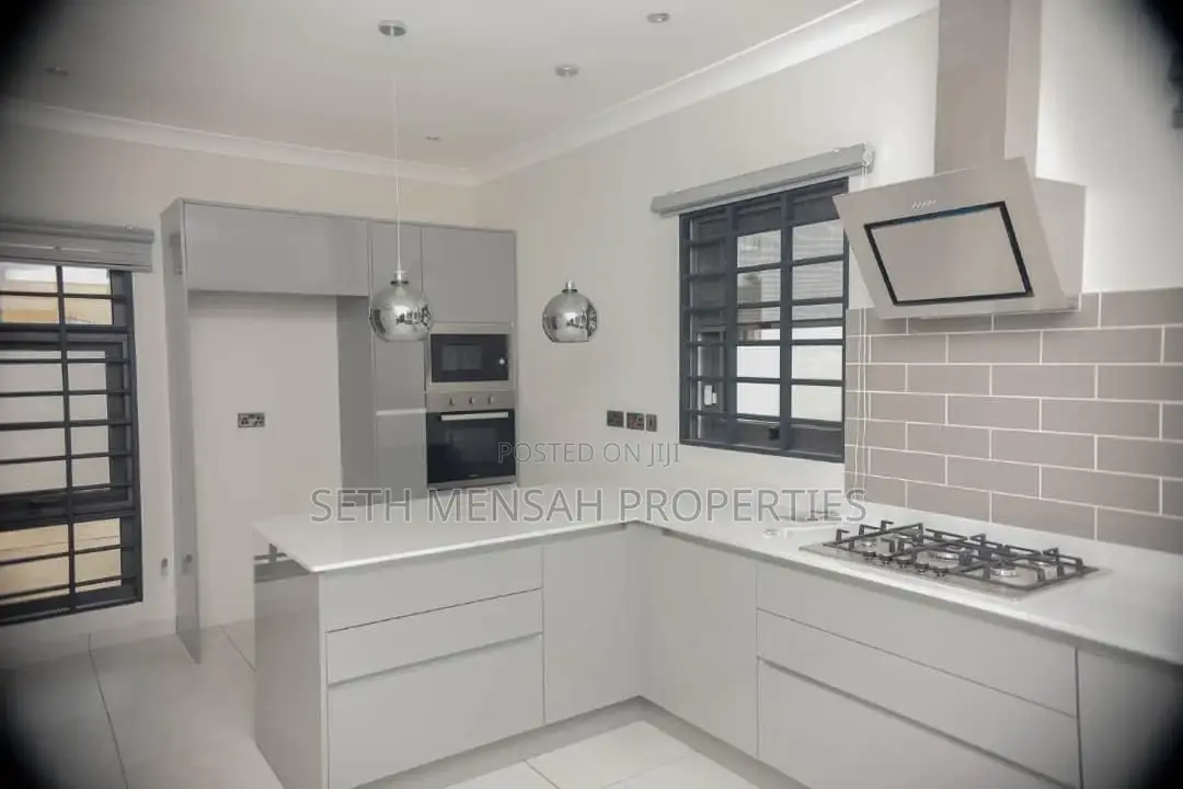 3bdrm Bungalow in Adjiriganor for Sale