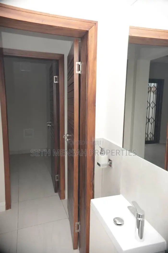 3bdrm Bungalow in Adjiriganor for Sale