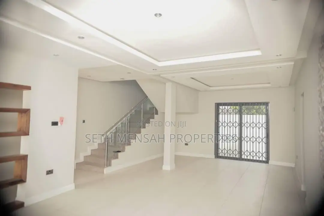 3bdrm Bungalow in Adjiriganor for Sale