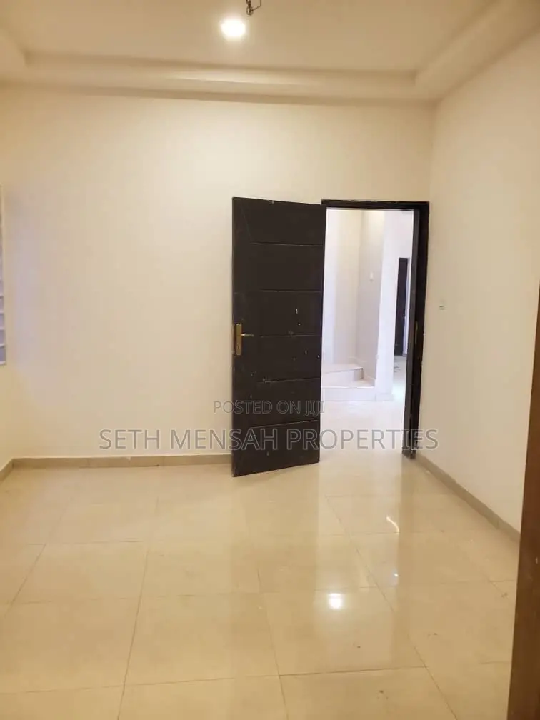 5bdrm Bungalow in Ashaley Botwe for Sale