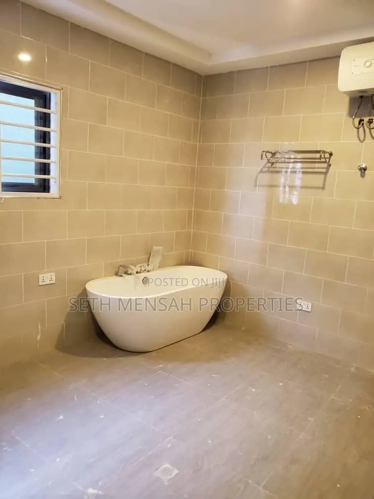 5bdrm Bungalow in Ashaley Botwe for Sale