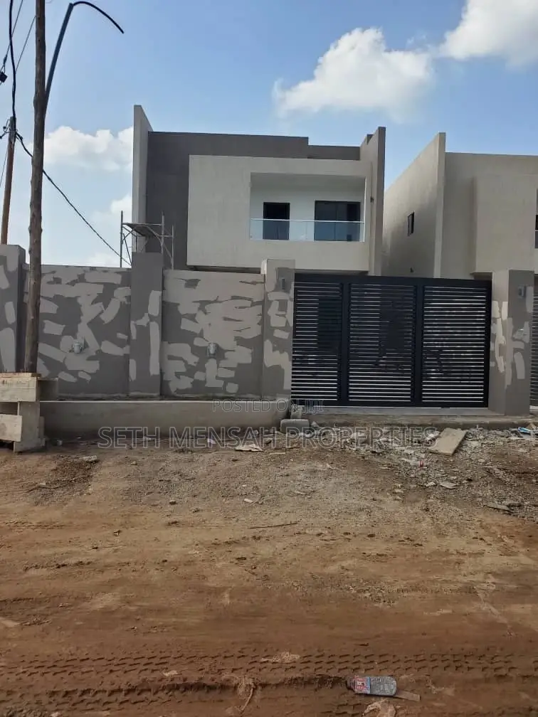 5bdrm Bungalow in Ashaley Botwe for Sale