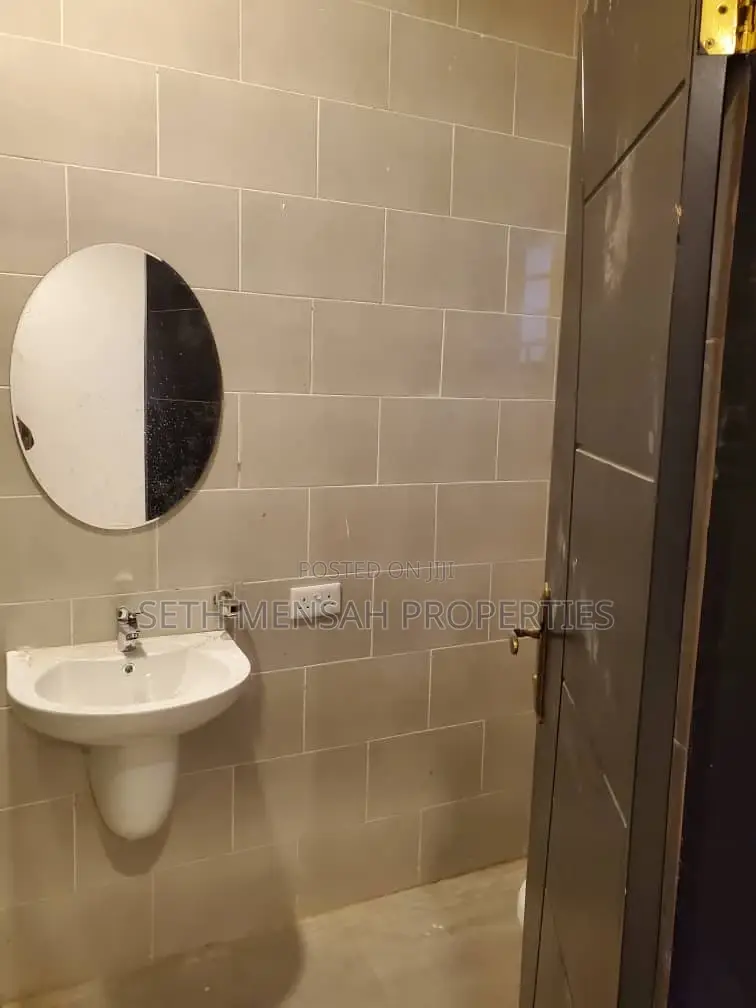 5bdrm Bungalow in Ashaley Botwe for Sale