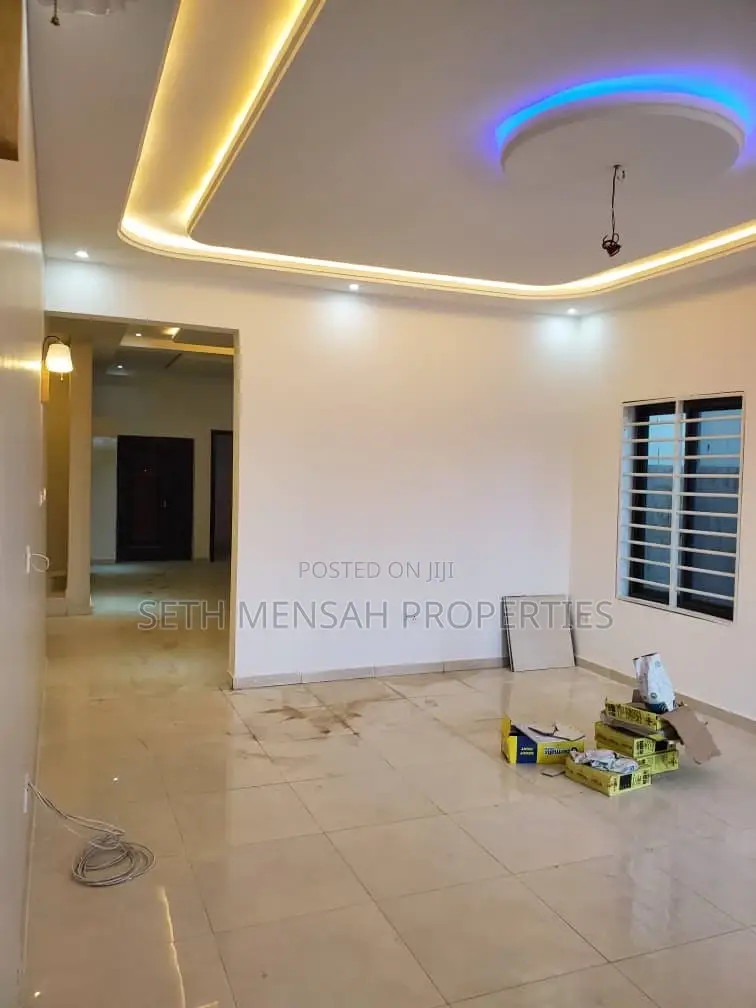 5bdrm Bungalow in Ashaley Botwe for Sale
