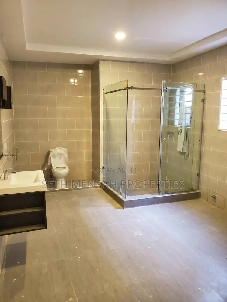 5bdrm Bungalow in Ashaley Botwe for Sale