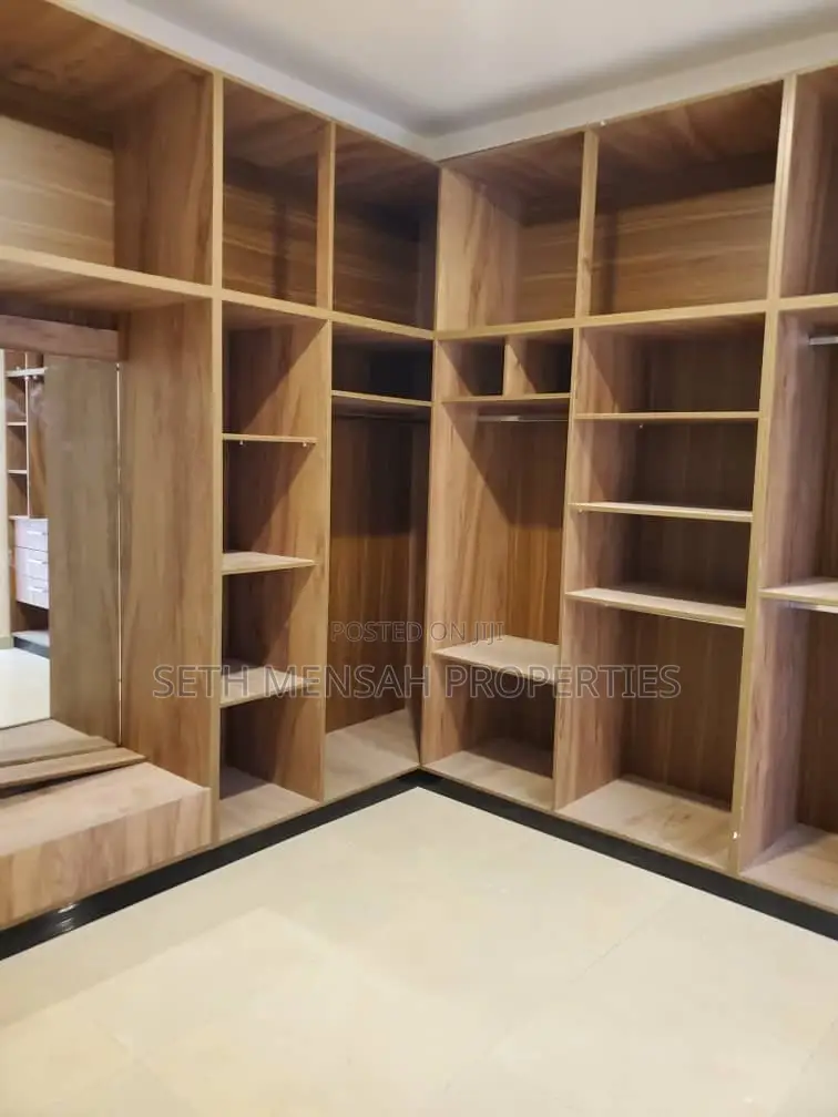 5bdrm Bungalow in Ashaley Botwe for Sale