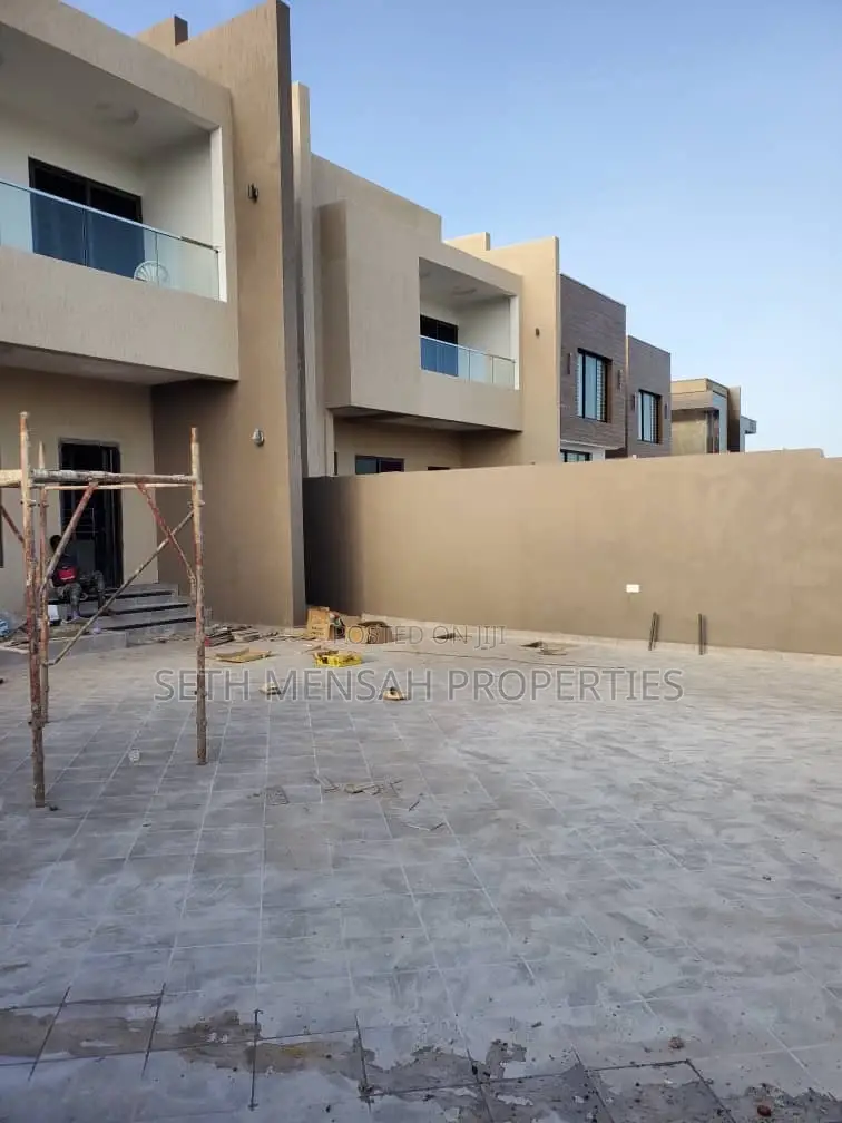 5bdrm Bungalow in Ashaley Botwe for Sale
