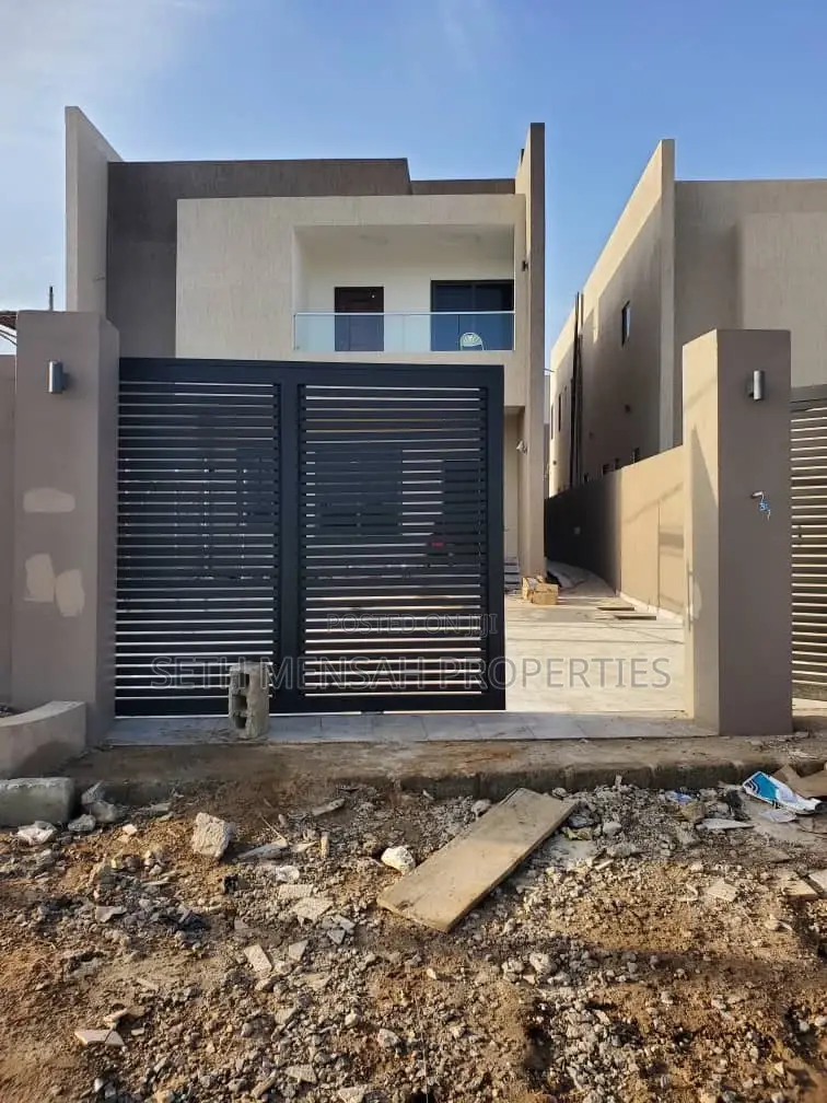 5bdrm Bungalow in Ashaley Botwe for Sale