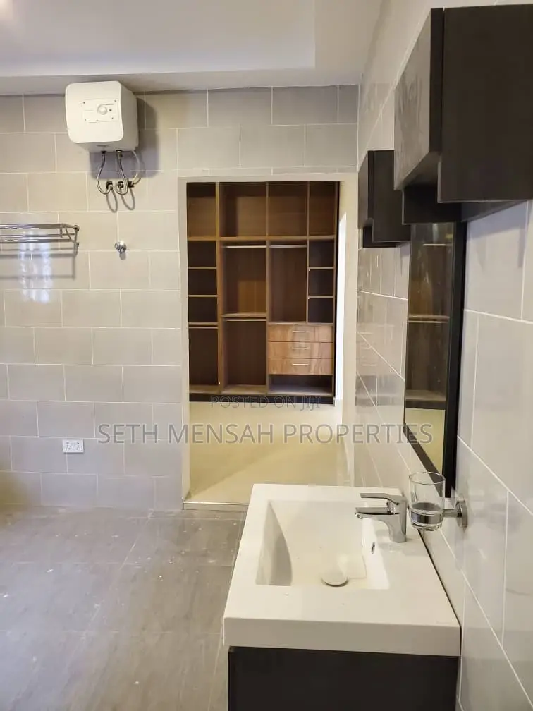5bdrm Bungalow in Ashaley Botwe for Sale