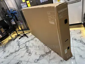 Glossy Black Slim Smart QLED 85Q60A Samsung Tv