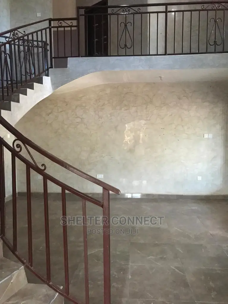 5bdrm Duplex in Adenta for sale