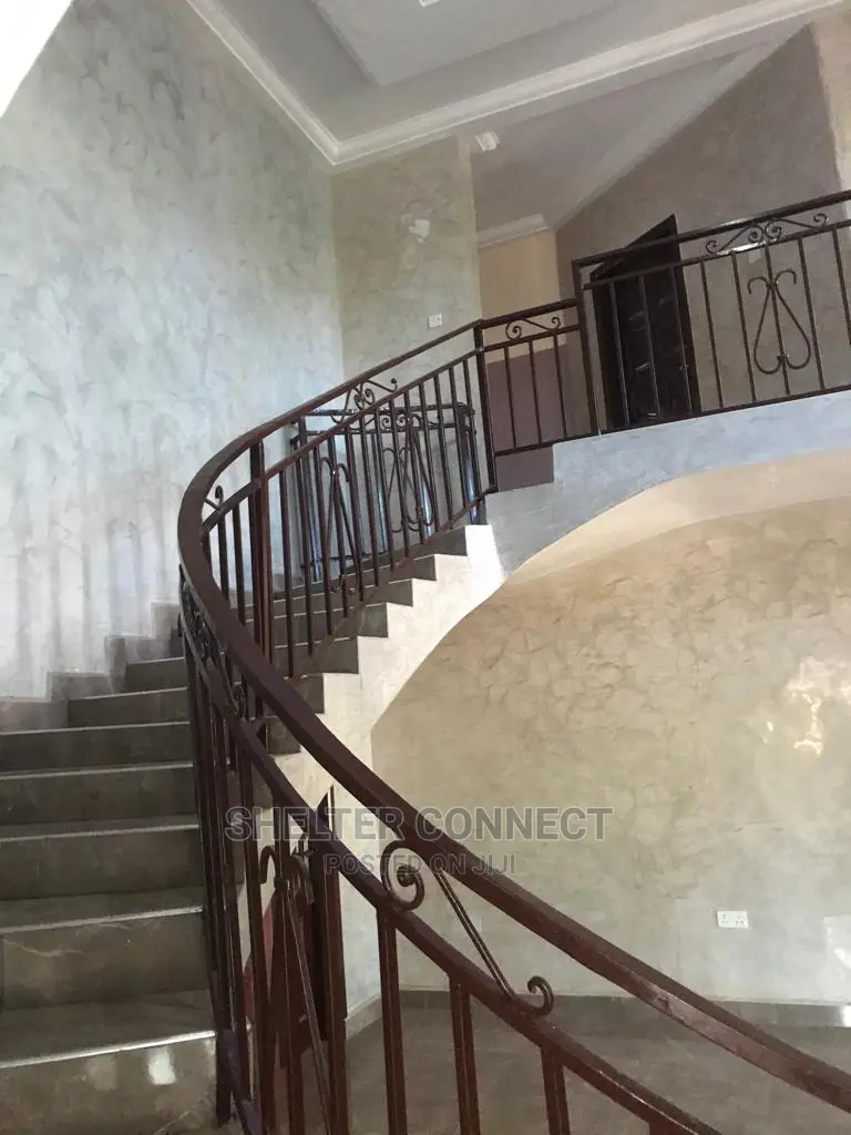 5bdrm Duplex in Adenta for sale
