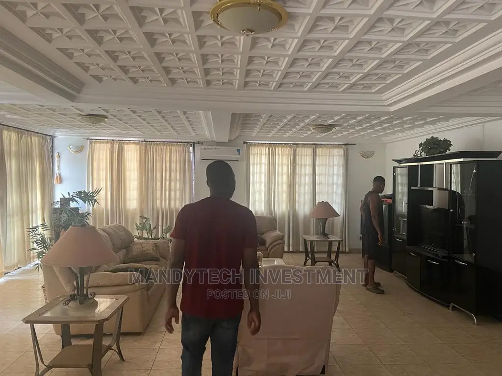 8bdrm Mansion in Tema Metropolitan for sale