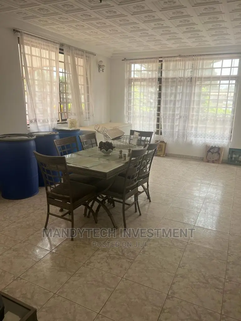 8bdrm Mansion in Tema Metropolitan for sale