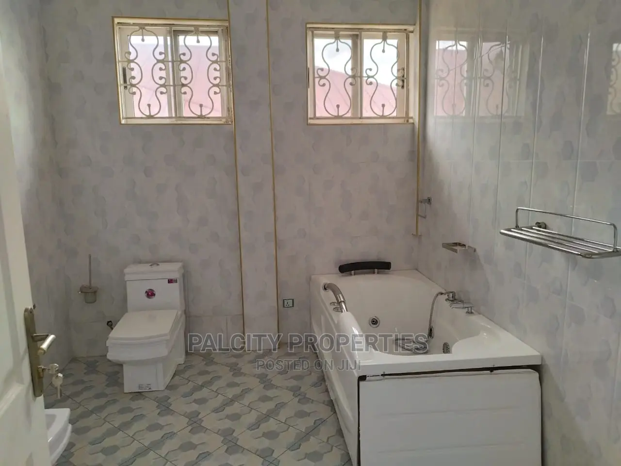 8bdrm Mansion in Hilltop, Kumasi Metropolitan for sale
