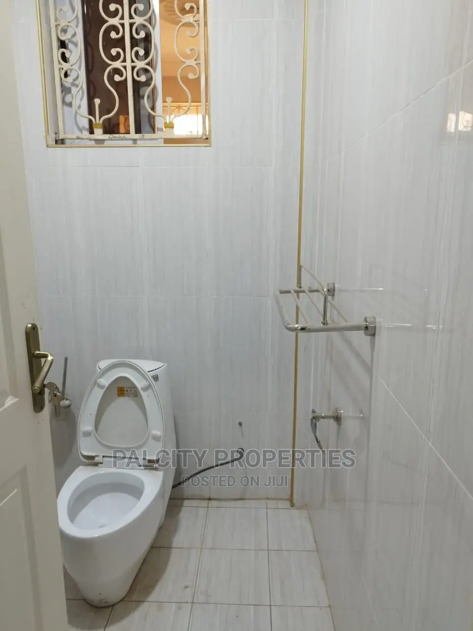 8bdrm Mansion in Hilltop, Kumasi Metropolitan for sale