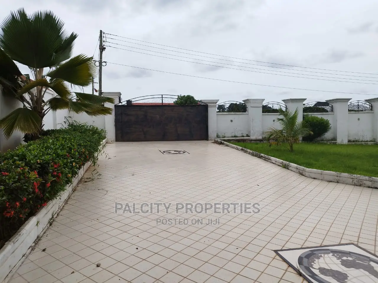 8bdrm Mansion in Hilltop, Kumasi Metropolitan for sale