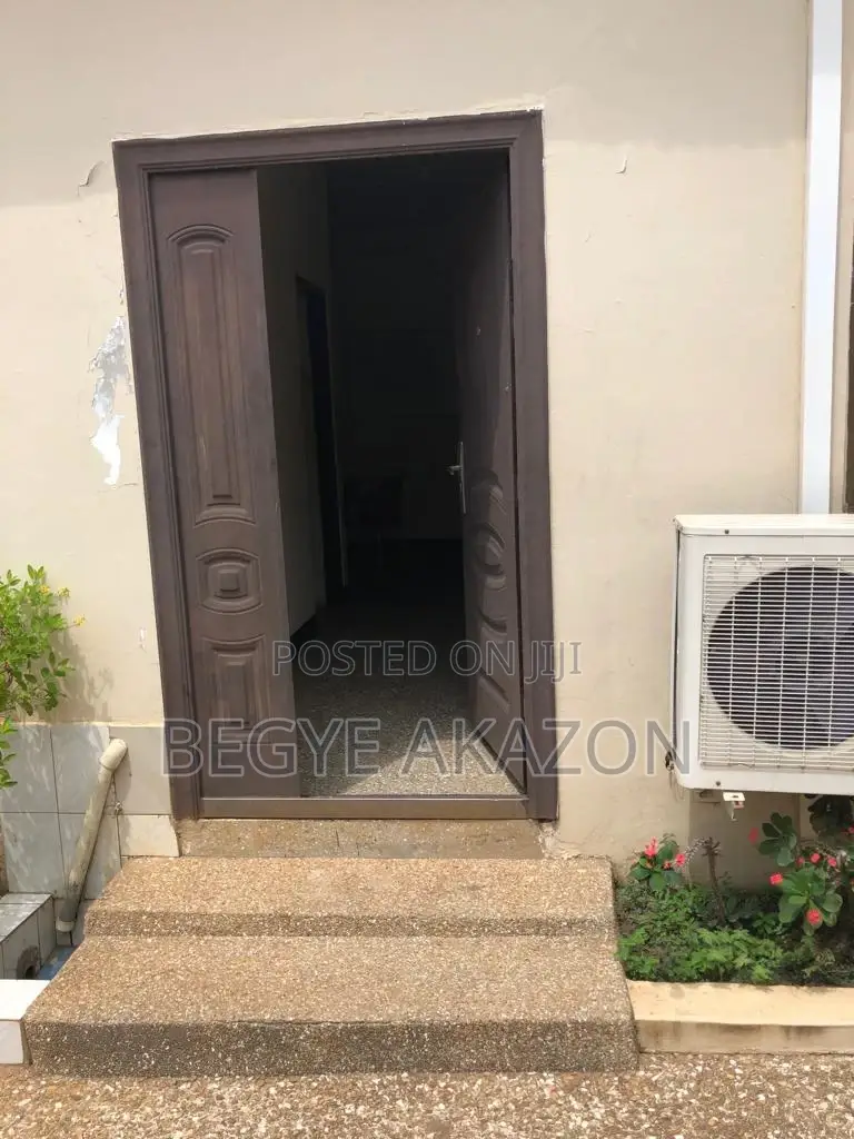 5bdrm House in Up Road Access Bank, East Legon for rent