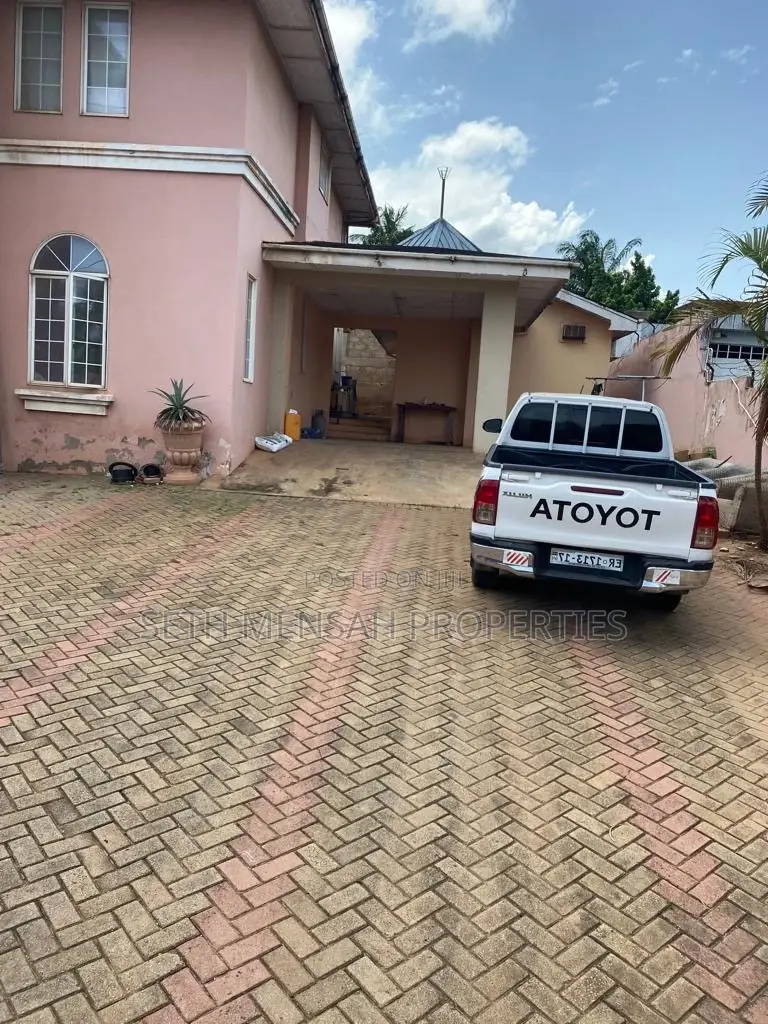 5bdrm House in Dzorwulu for sale