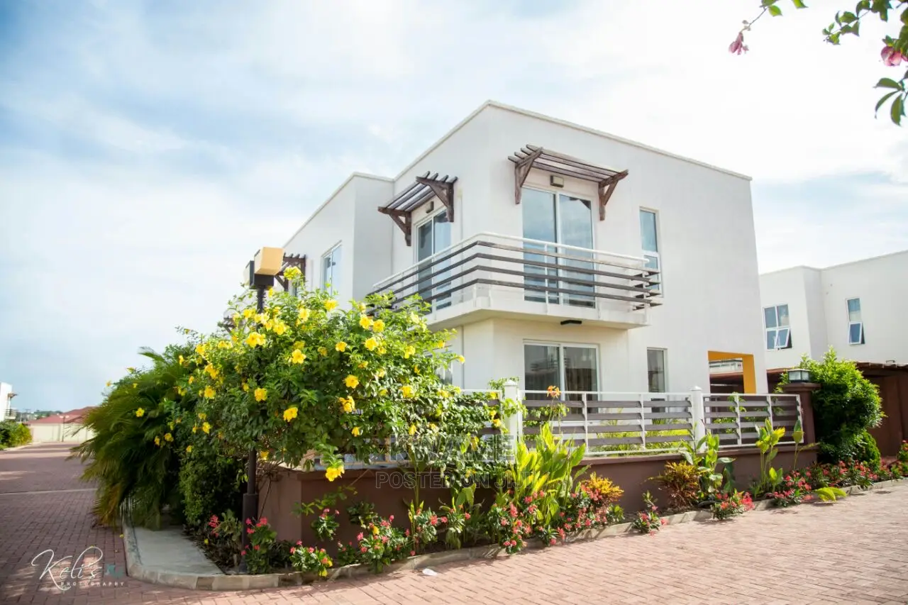 4bdrm Townhouse / Terrace in Pelikan Place, Cantonments for rent