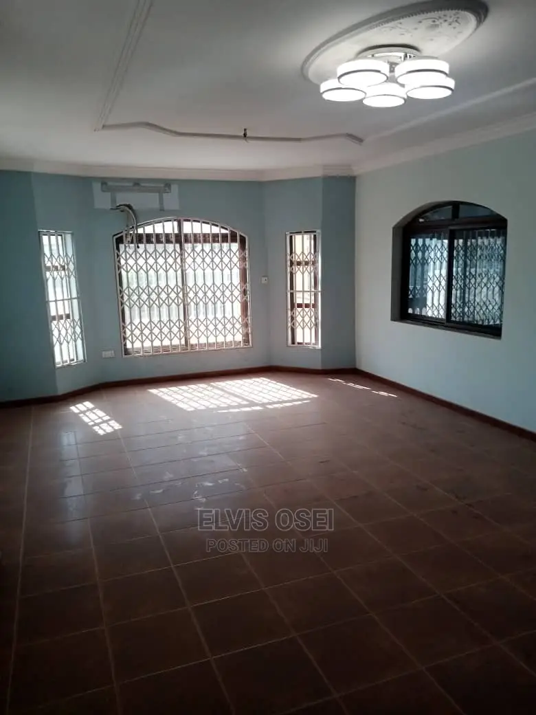 8bdrm House in Scc Junction, Weija for sale