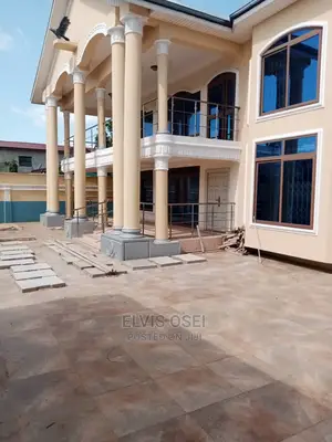 8bdrm House in Scc Junction, Weija for sale