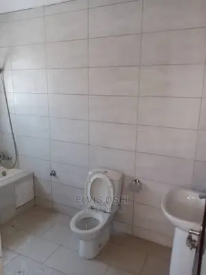 8bdrm House in Scc Junction, Weija for sale