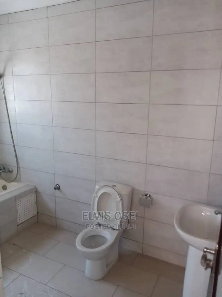8bdrm House in Scc Junction, Weija for sale
