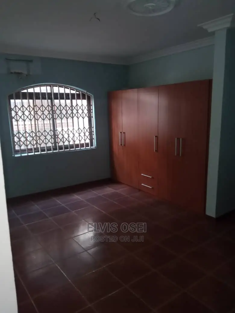 8bdrm House in Scc Junction, Weija for sale