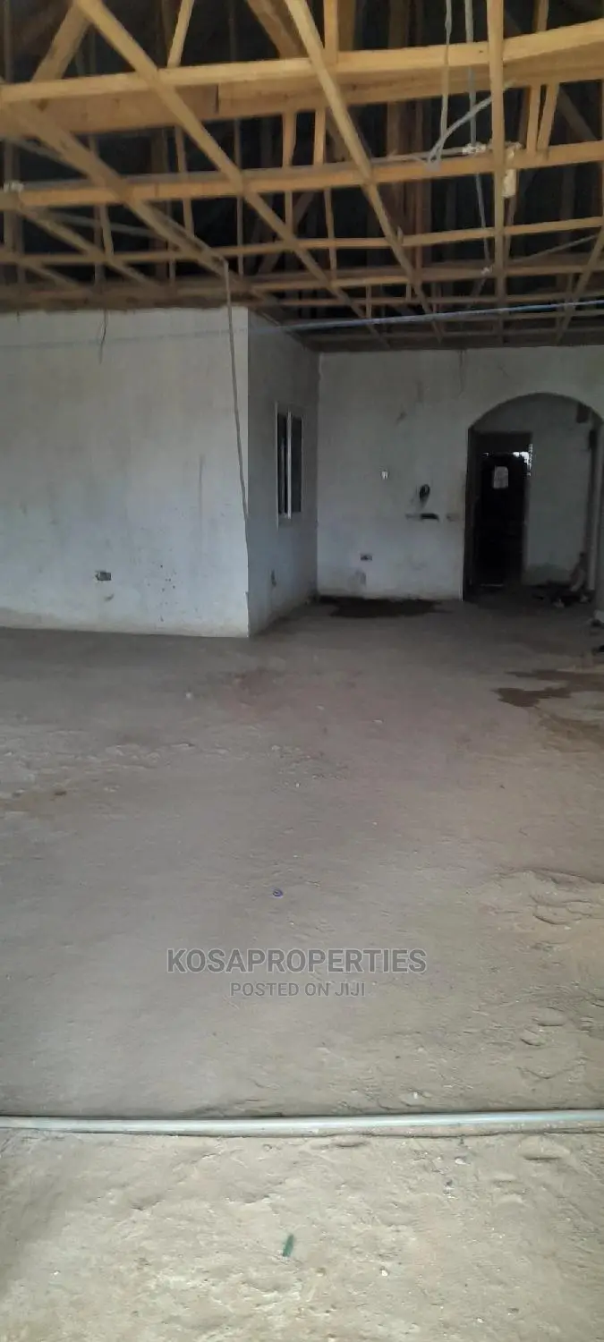 6bdrm House in Afianya Mataheko, Tema Metropolitan for sale