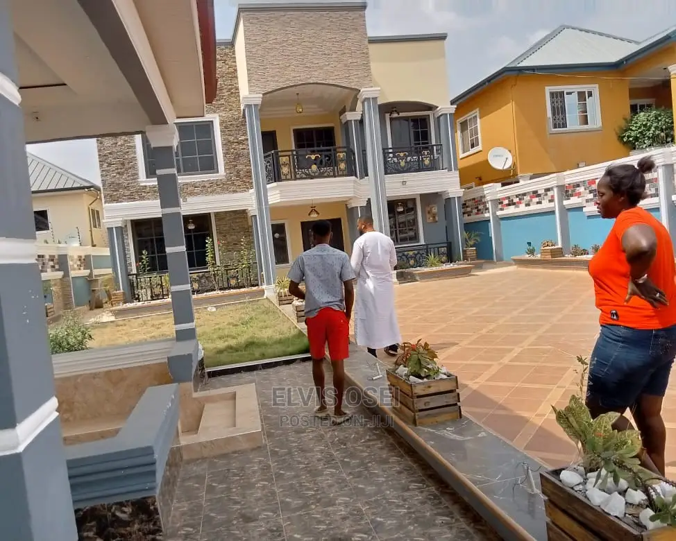 5bdrm House in Pokuase for sale