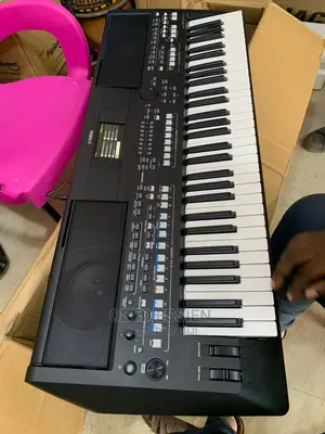 Yamaha Keyboard Sx600 With a Black Keyboard Stand