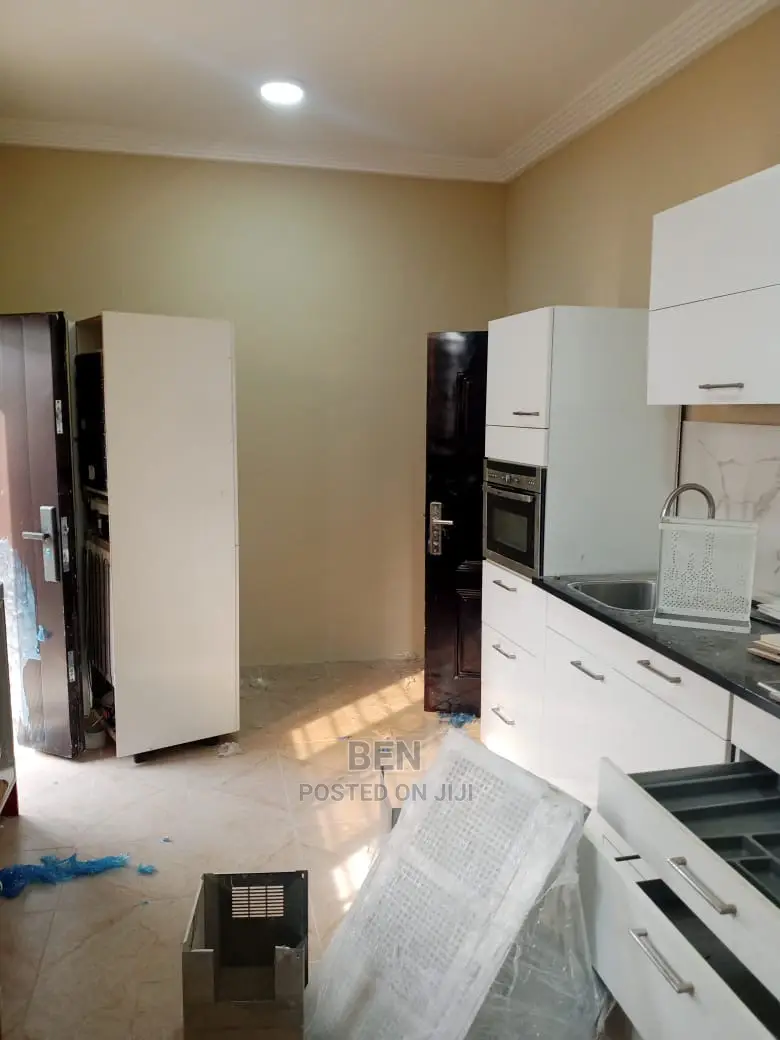 6bdrm Mansion in Pokuase New Road, Ablekuma for sale