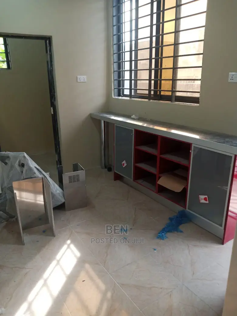 6bdrm Mansion in Pokuase New Road, Ablekuma for sale
