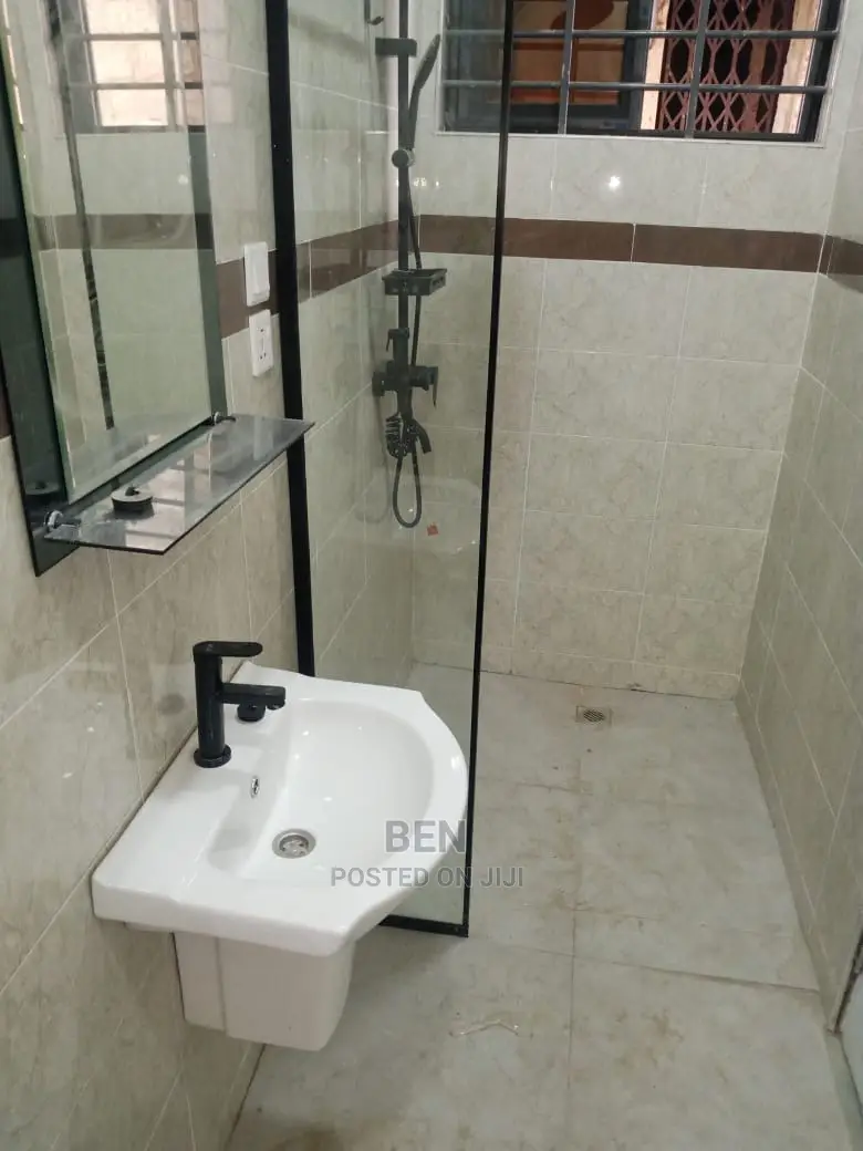 6bdrm Mansion in Pokuase New Road, Ablekuma for sale