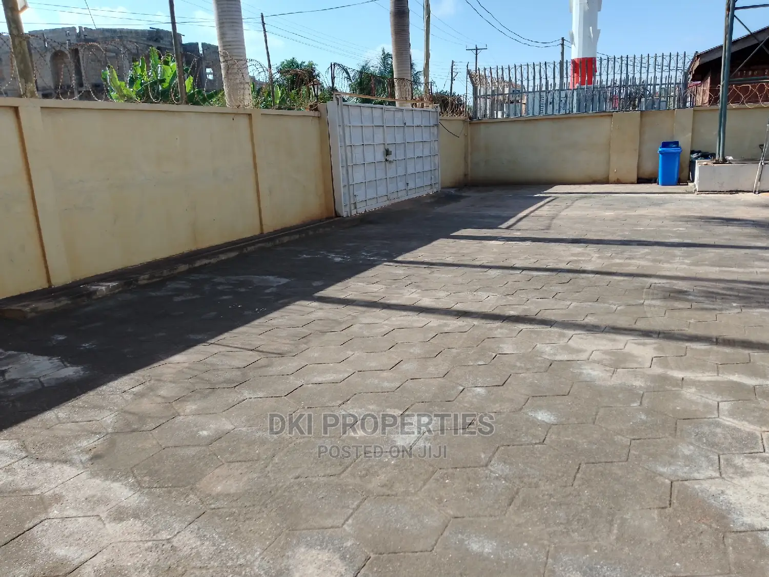 5bdrm House in Dki Properties, Adenta for sale