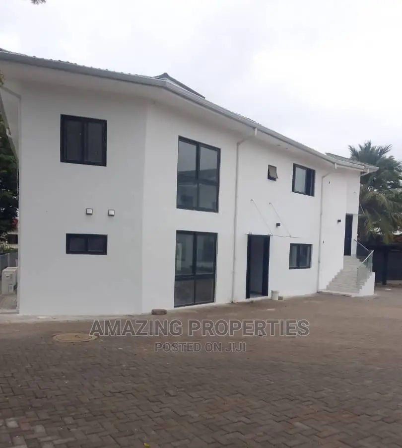 4bdrm Townhouse / Terrace in Cantonments for rent