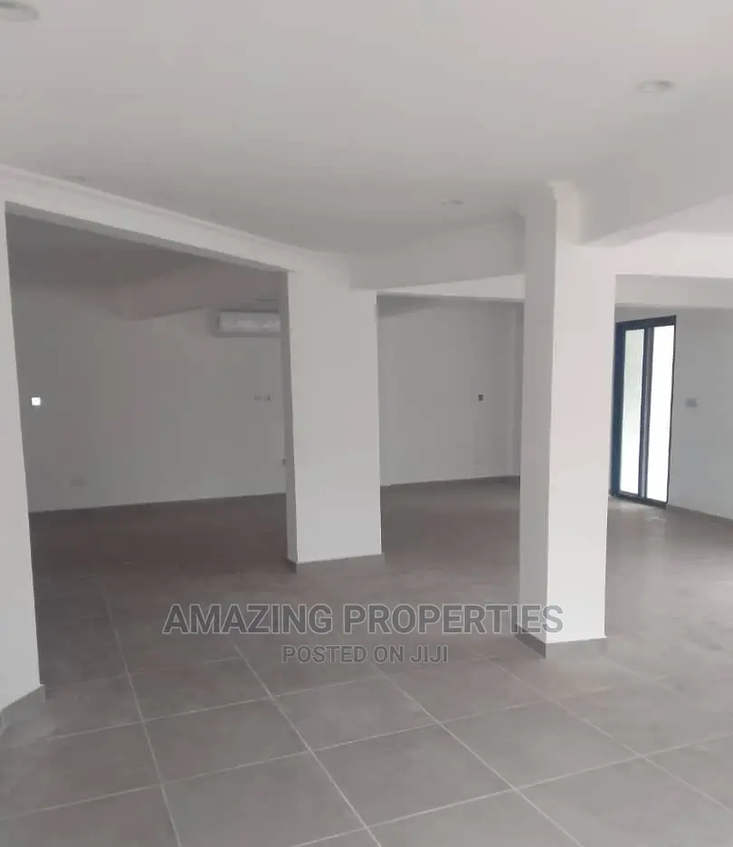4bdrm Townhouse / Terrace in Cantonments for rent
