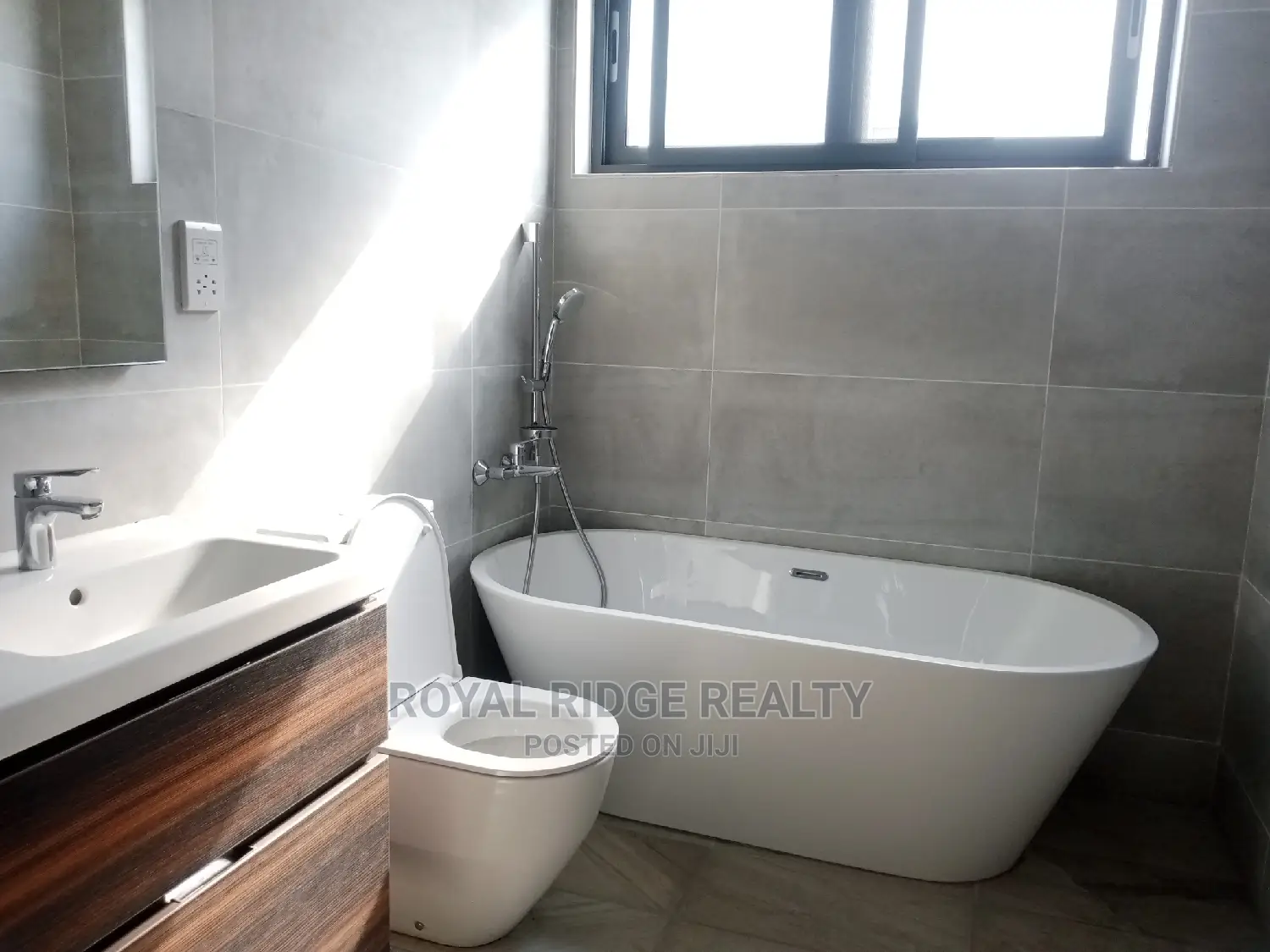 4bdrm Townhouse / Terrace in Tseaddo, Accra Metropolitan for rent
