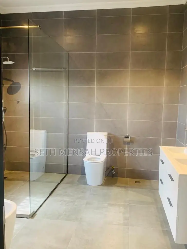 4bdrm Townhouse / Terrace in Cantonments for rent