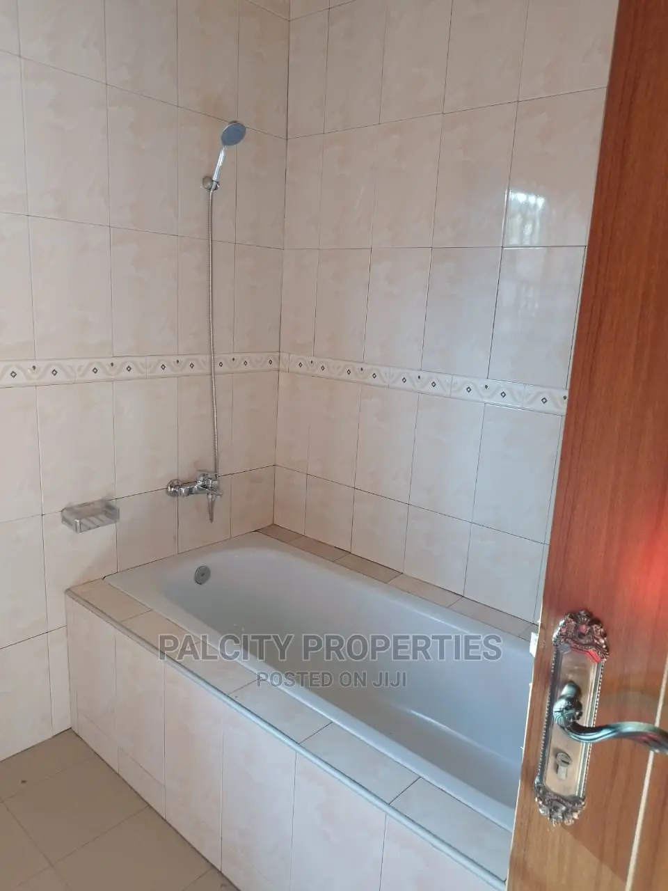 3bdrm Block of Flats in Atasamanso, Kumasi Metropolitan for rent