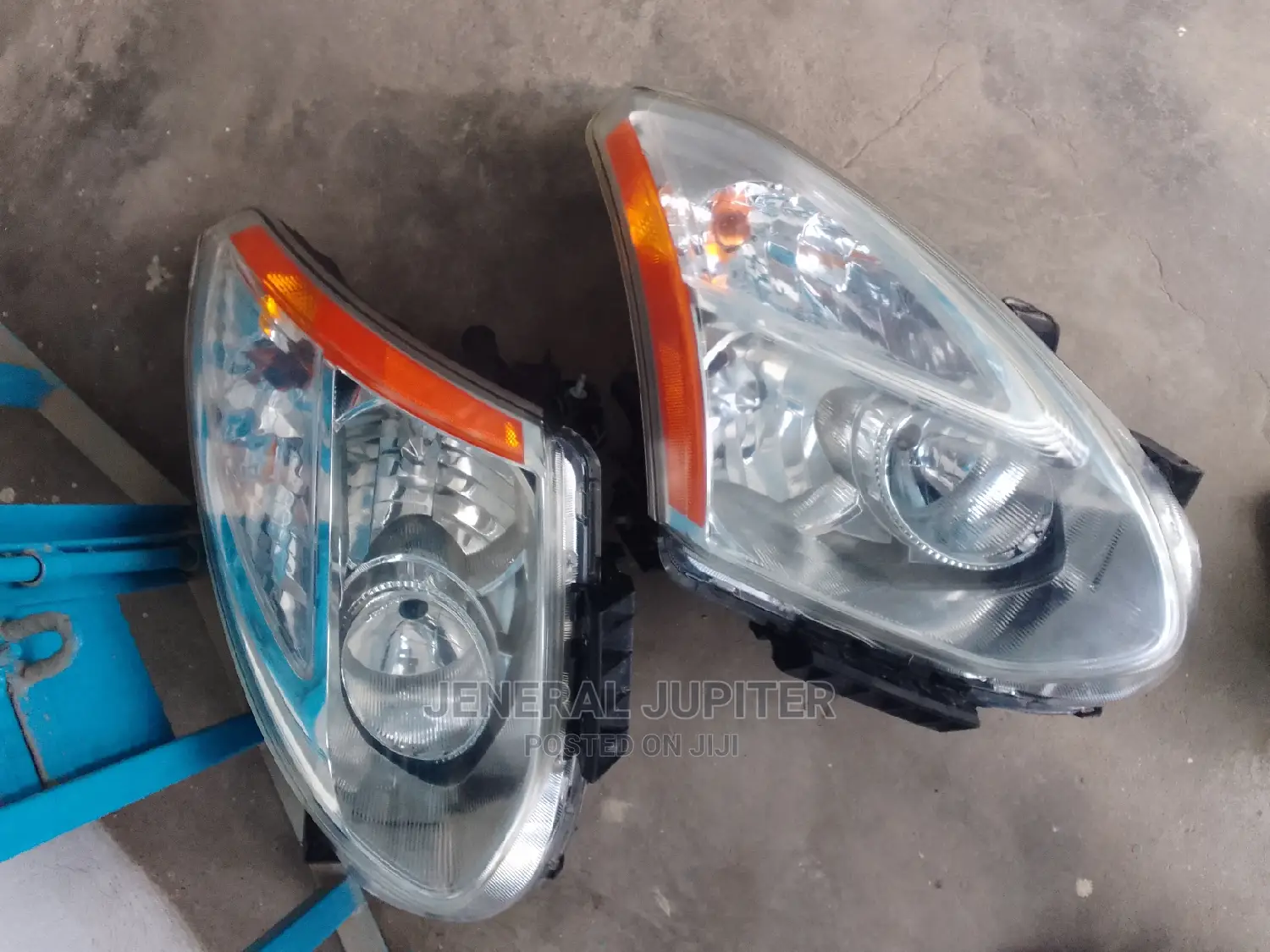 Nissan Rogue 2007-2012 Headlight Pair.