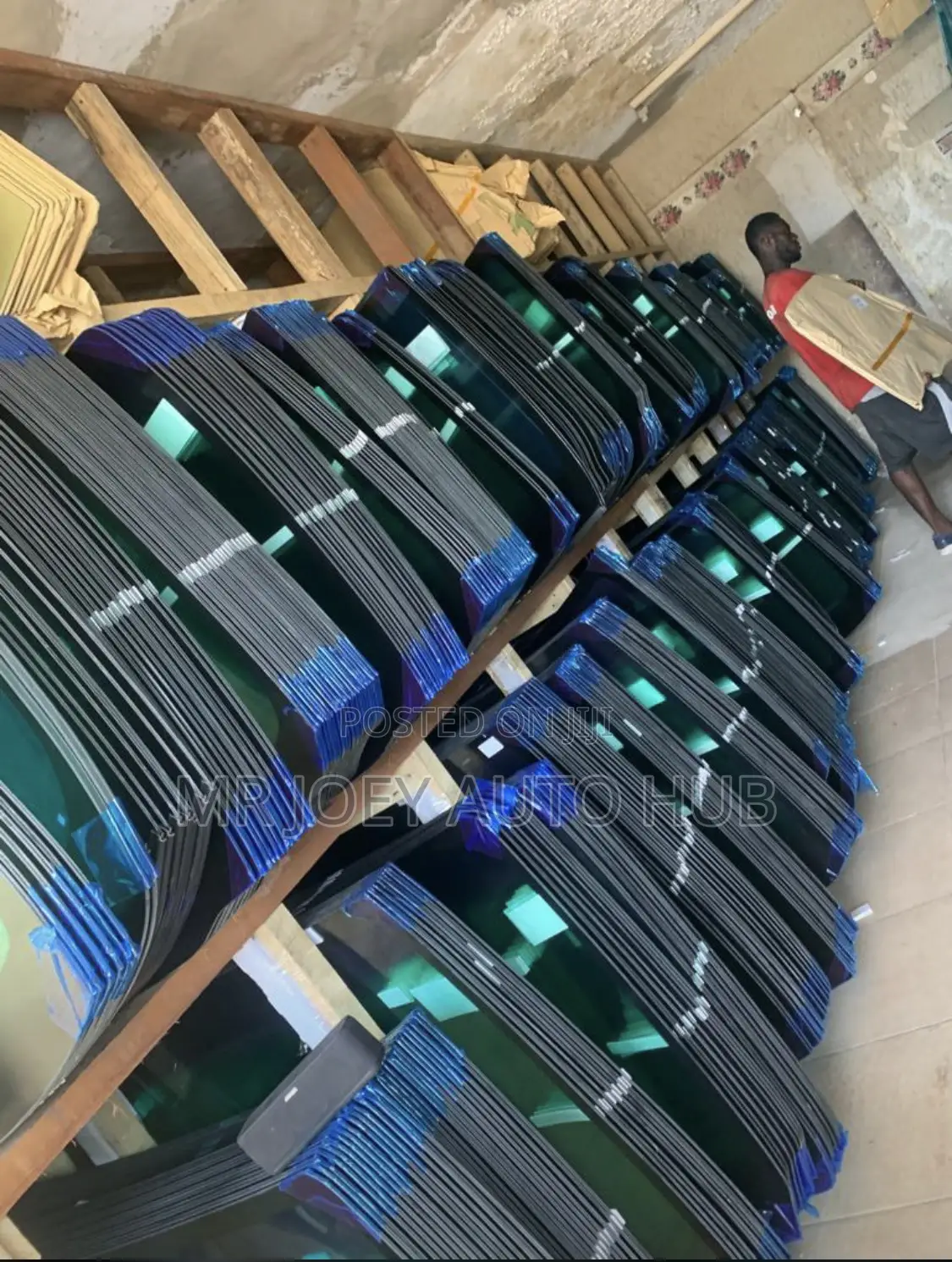 All Types of Windscreen Here. Toyota, Nissan, Ford, Benz.Etc