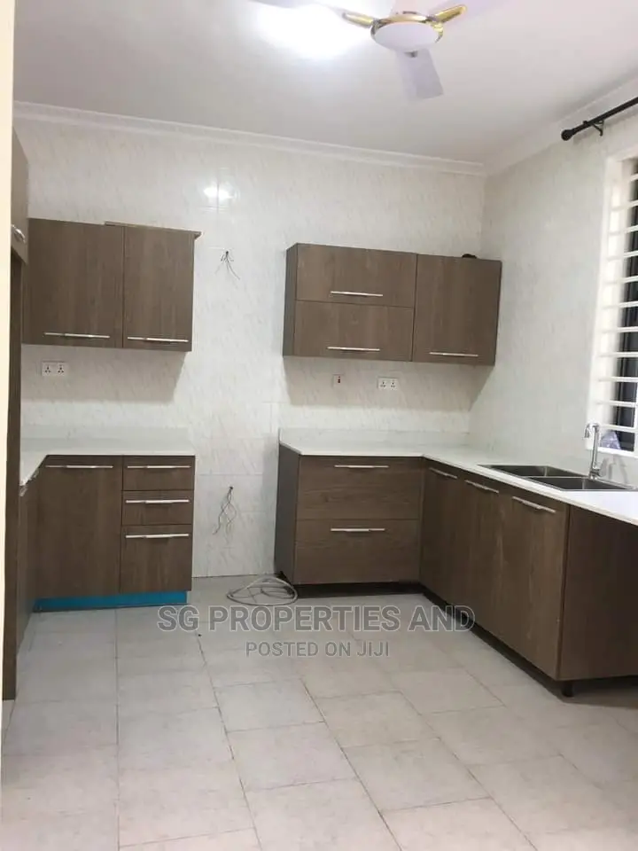3bdrm House in Kfc, Spintex for rent