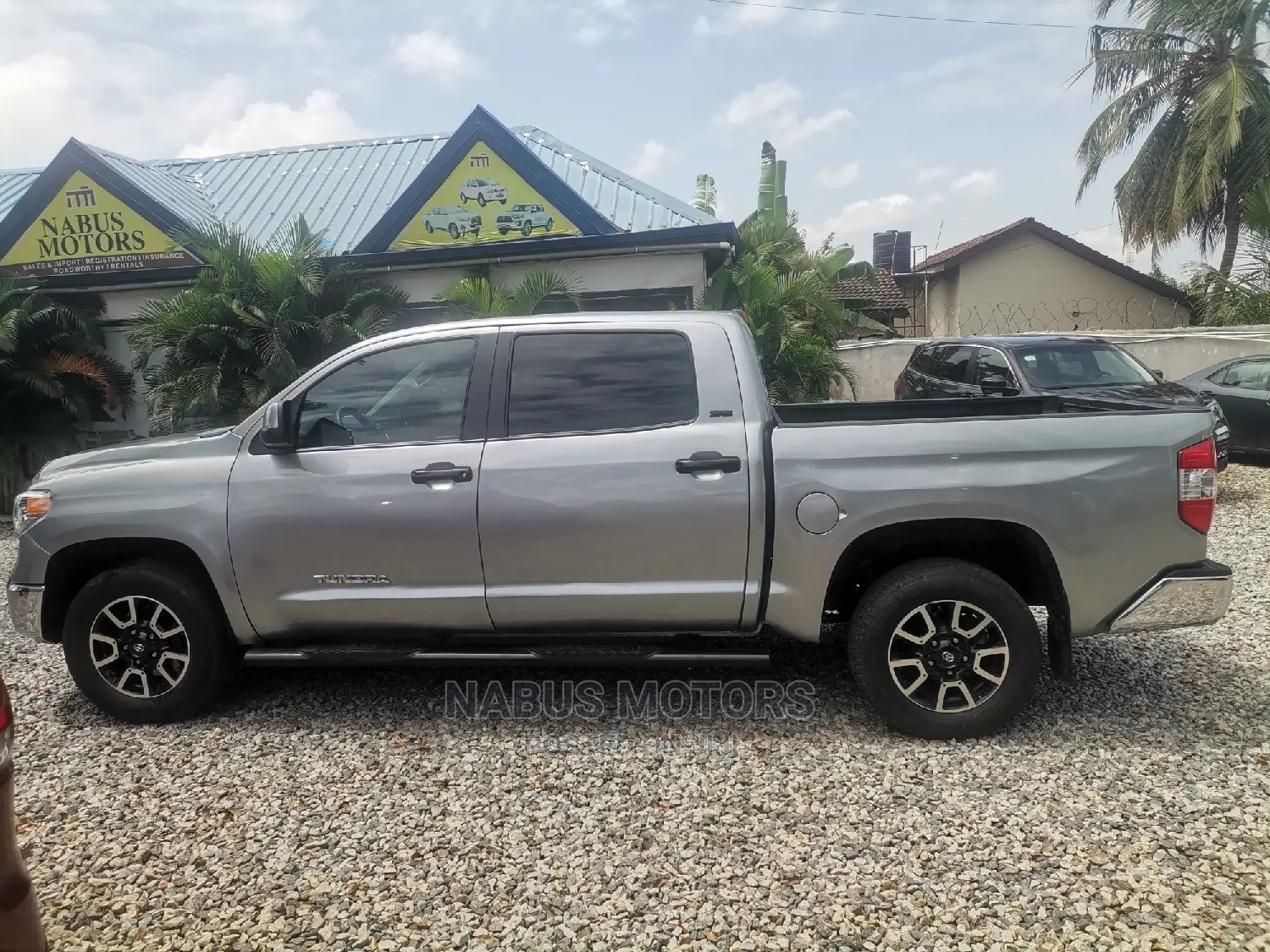 Toyota Tundra Limited 5.7L V8 4x4 Double Cab 6.6 ft. box 145.7 in. WB